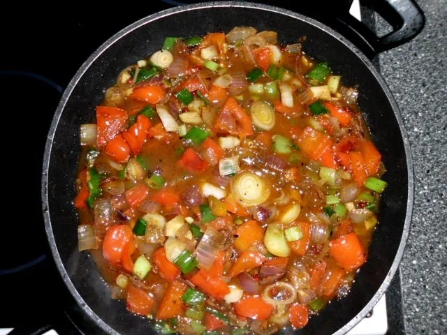 Hähnchenschenkel in einer scharfen Dilllrahmsauce, dazu Kartoffelpüree und Salat - Rezept - Bild Nr. 10