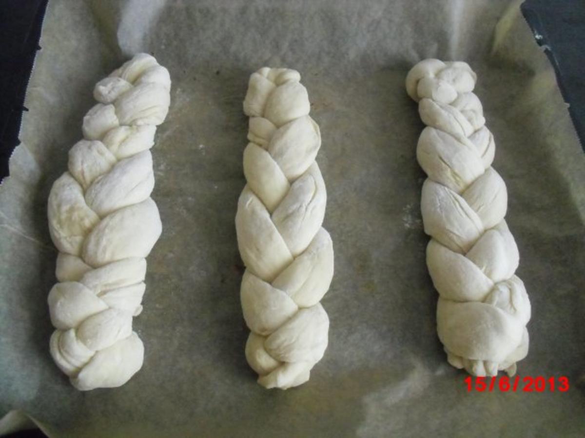 Hefezopf- weich und super lecker Ob zum Kaffee oder mit Butter ... Hefezopf- weich und super lecker Ob zum Kaffee oder mit Butter ...