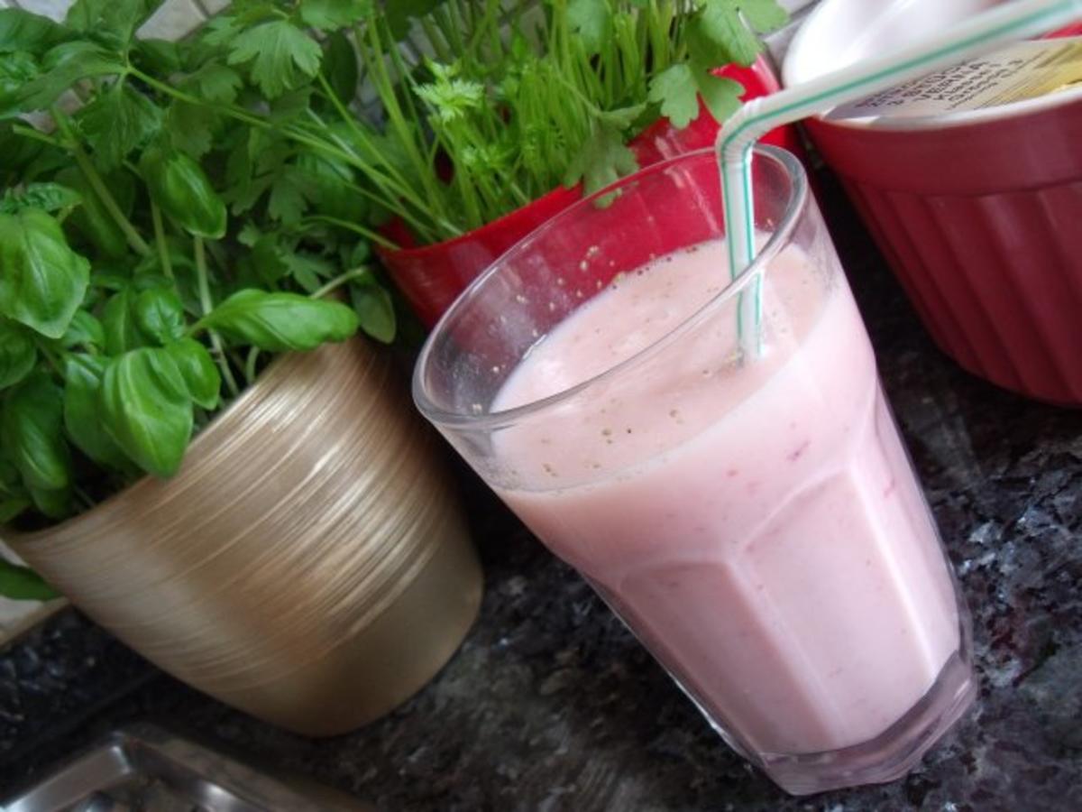 Erdbeer-Buttermilch-Shake - Rezept mit Bild - kochbar.de