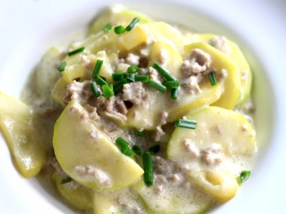 Rezept: Zucchini-Pfanne mit Mett Zucchini-Pfanne mit Mett - Rezept