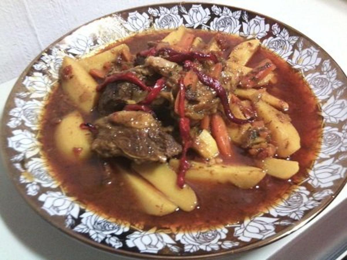 Marokkanische Fleisch-Tajine mit Zwiebeln, Tomaten und Kartoffeln - Rezept
