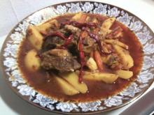 Marokkanische Fleisch-Tajine mit Zwiebeln, Tomaten und Kartoffeln - Rezept