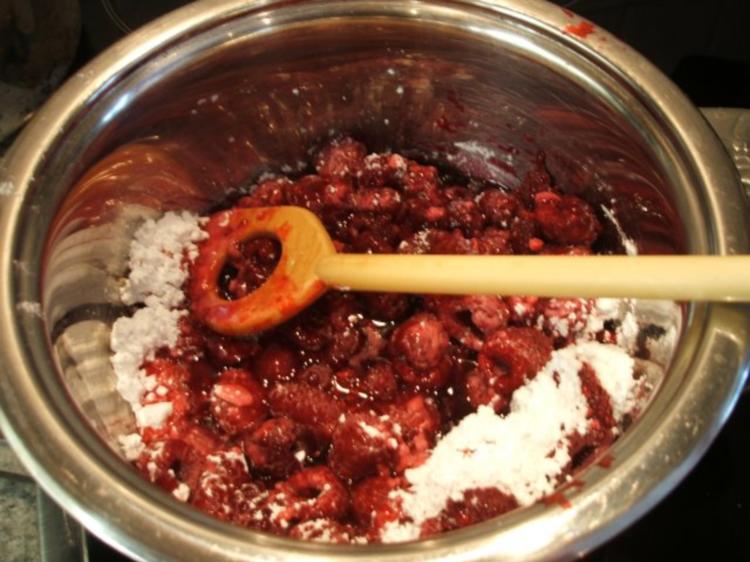 Dessert: Mascarpone Buttermilch Creme mit Himbeerspiegel - einfach ... Dessert: Mascarpone Buttermilch Creme mit Himbeerspiegel - einfach ...