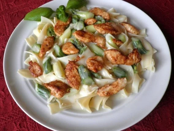 Grüner Spargel, Hähnchen und Nudeln ... - Rezept - Bild Nr. 2
