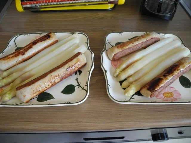 Unter 30 Minuten : Kalbsbratwürste an weißem Spargel - Rezept - Bild Nr. 3