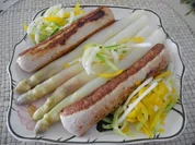 Unter 30 Minuten : Kalbsbratwürste an weißem Spargel - Rezept