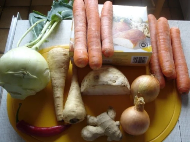 Kokossuppe mit Hähnchenbrustfilet und Möhrenblüten - Rezept - Bild Nr. 2