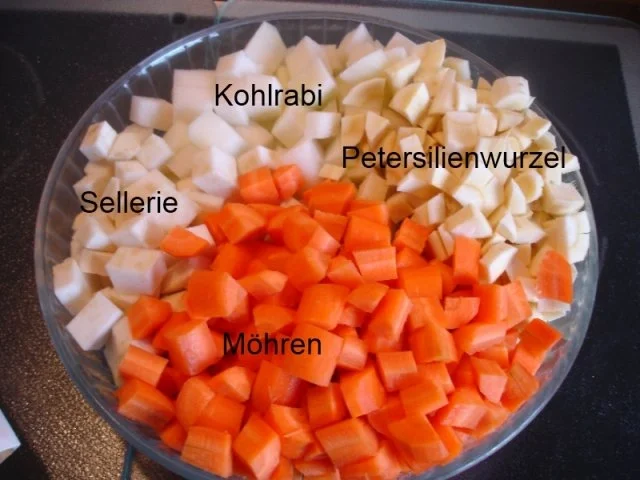 Kokossuppe mit Hähnchenbrustfilet und Möhrenblüten - Rezept - Bild Nr. 4