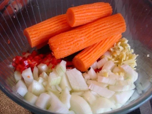 Kokossuppe mit Hähnchenbrustfilet und Möhrenblüten - Rezept - Bild Nr. 6