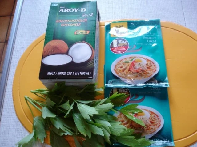 Kokossuppe mit Hähnchenbrustfilet und Möhrenblüten - Rezept - Bild Nr. 3