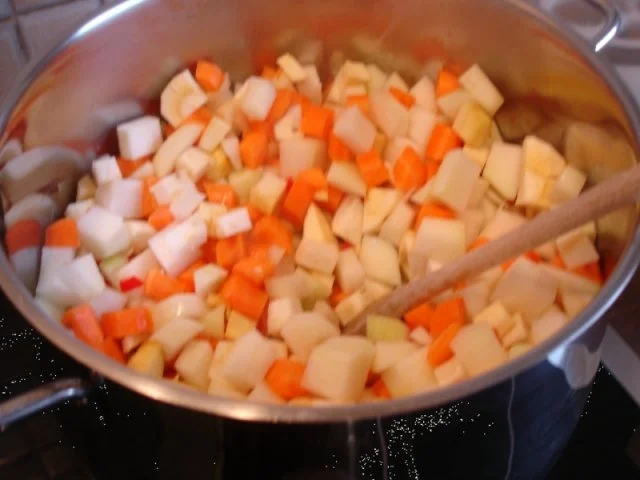 Kokossuppe mit Hähnchenbrustfilet und Möhrenblüten - Rezept - Bild Nr. 7