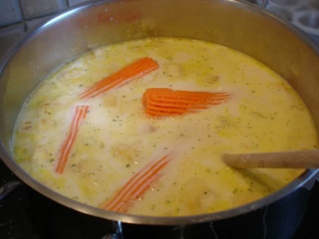 Kokossuppe mit Hähnchenbrustfilet und Möhrenblüten - Rezept - Bild Nr. 9