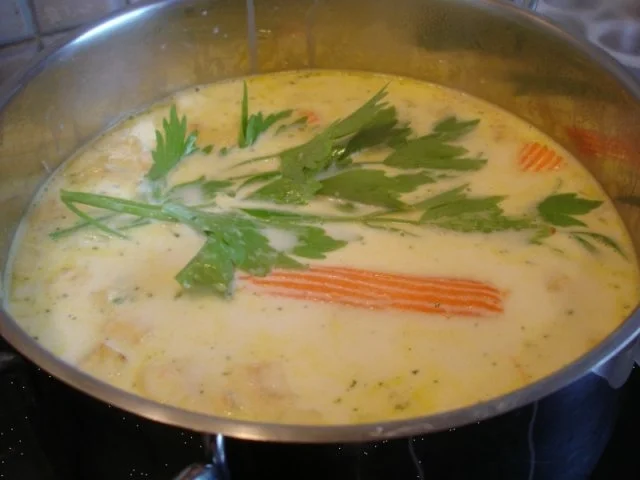 Kokossuppe mit Hähnchenbrustfilet und Möhrenblüten - Rezept - Bild Nr. 10