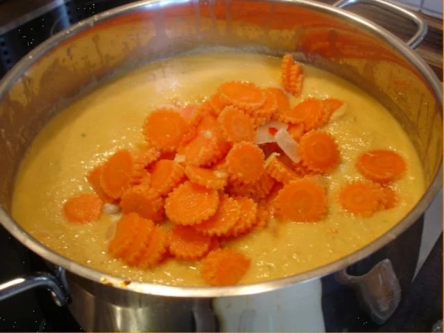 Kokossuppe mit Hähnchenbrustfilet und Möhrenblüten - Rezept - Bild Nr. 19