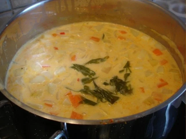 Kokossuppe mit Hähnchenbrustfilet und Möhrenblüten - Rezept - Bild Nr. 15