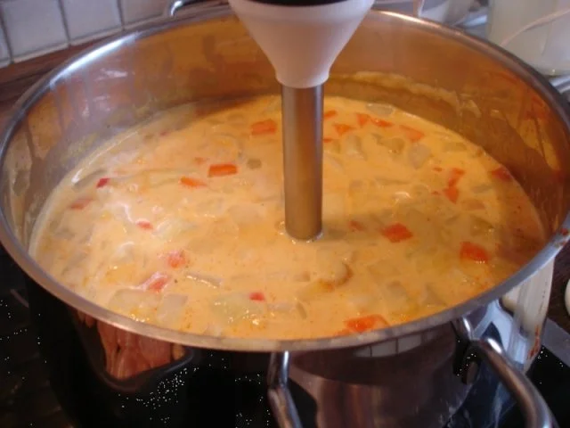 Kokossuppe mit Hähnchenbrustfilet und Möhrenblüten - Rezept - Bild Nr. 16