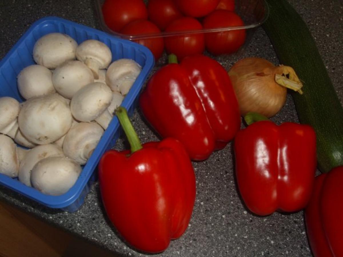 Paprikaschoten mit Gemüse gefüllt in Tomatensosse - Rezept - Bild Nr. 2
