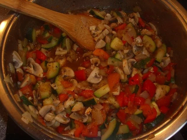 Paprikaschoten mit Gemüse gefüllt in Tomatensosse - Rezept - Bild Nr. 3