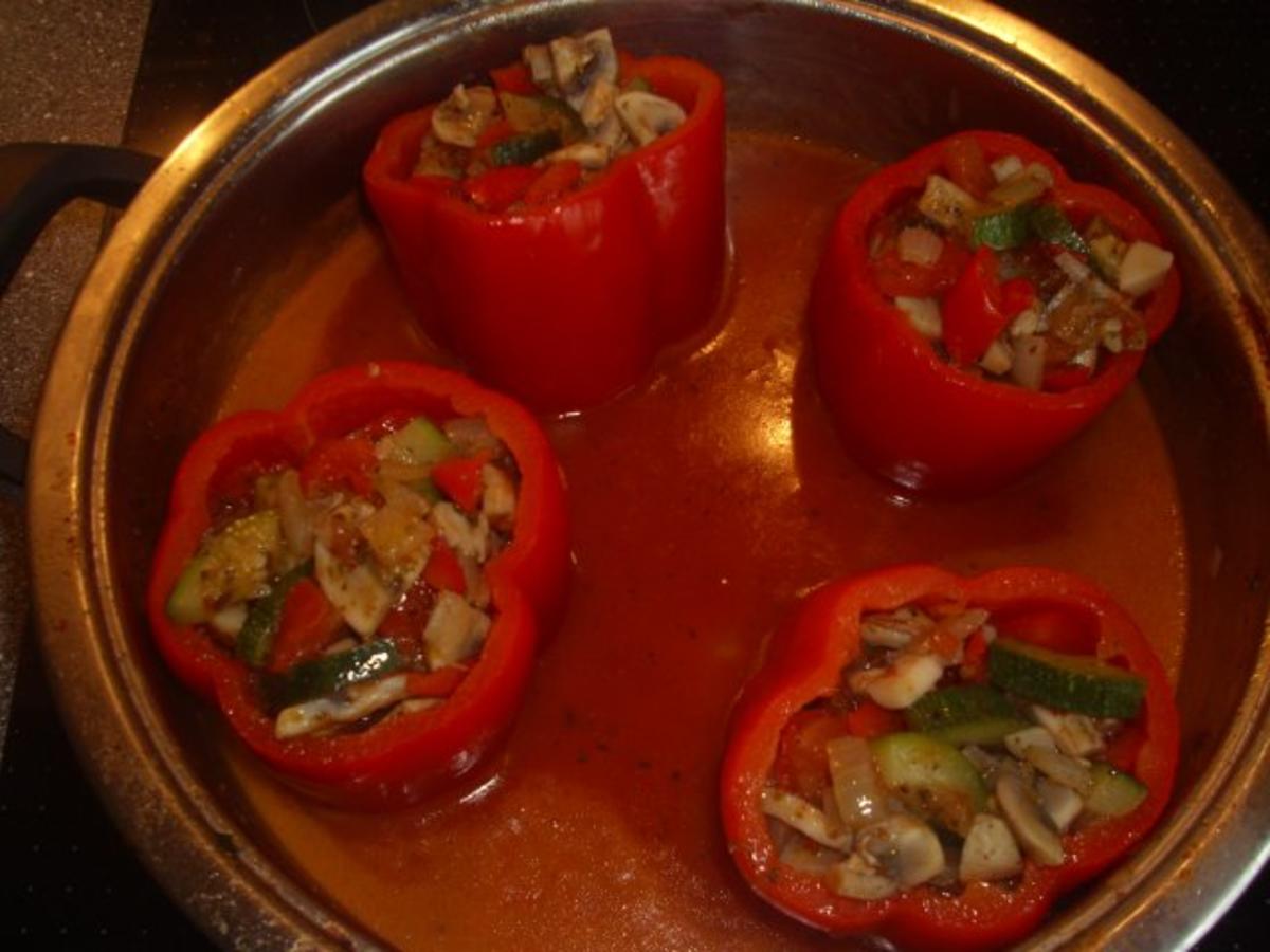Paprikaschoten mit Gemüse gefüllt in Tomatensosse - Rezept - Bild Nr. 5