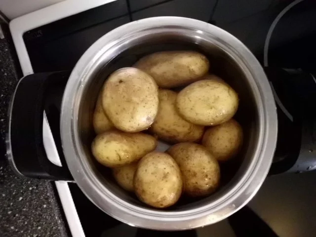 Entenbrustfilet mit grünen Bohnen und Rosmarinkartoffeln, dazu Dillrahmsauce - Rezept - Bild Nr. 2