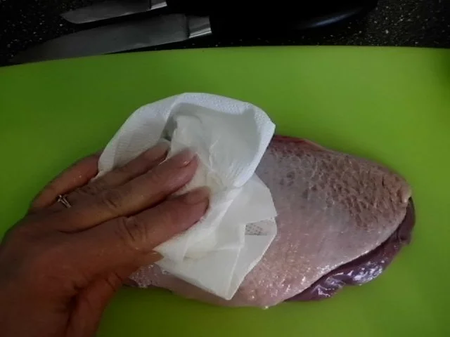 Entenbrustfilet mit grünen Bohnen und Rosmarinkartoffeln, dazu Dillrahmsauce - Rezept - Bild Nr. 3