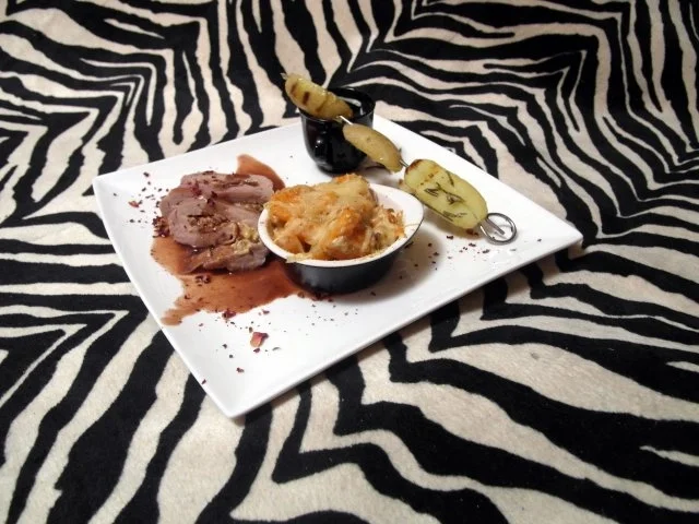 Gefüllter Filetbraten vom Schwein in Salzkruste, an Honig-Rotweinsoße, dazu Möhren-Auflauf - Rezept