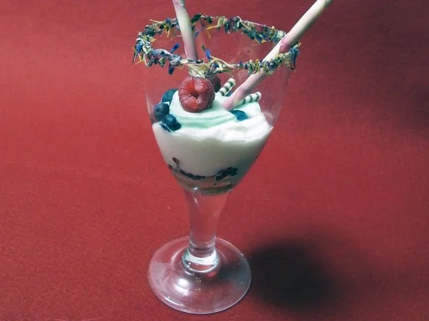 Mit Mascarpone und Joghurt überdeckte Crossini mit Sahnestaub und Beerenmischung - Rezept