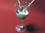 Mit Mascarpone und Joghurt überdeckte Crossini mit Sahnestaub und Beerenmischung - Rezept