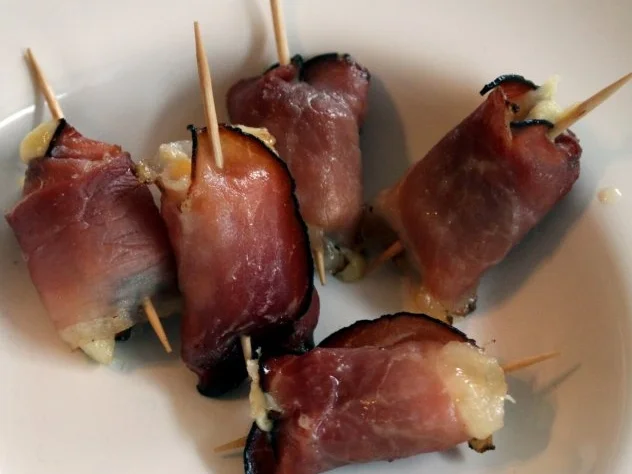 GEBACKENE KÄSE-WÜRFEL im SCHINKENMANTEL - Rezept