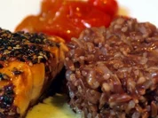 Lachsfilet, Wasabi-Meerrettich-Sauce, Ofentomaten und roter Reis - Rezept