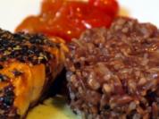 Lachsfilet, Wasabi-Meerrettich-Sauce, Ofentomaten und roter Reis - Rezept