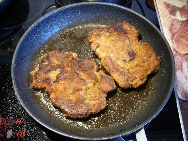 Wiener Schnitzel mit Spargel und Rosmarinkartoffeln - Rezept - Bild Nr. 2