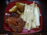 Wiener Schnitzel mit Spargel und Rosmarinkartoffeln - Rezept