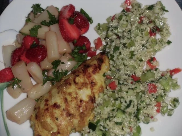 Huhn : Hähnchenbrustfilet  (Heiß) mit Bulgursalat und Spargel mit Erdbeeren (Kalt) - Rezept