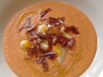 Gekühlte Tomatensuppe mit gekochtem Ei und Patra Negra - Rezept