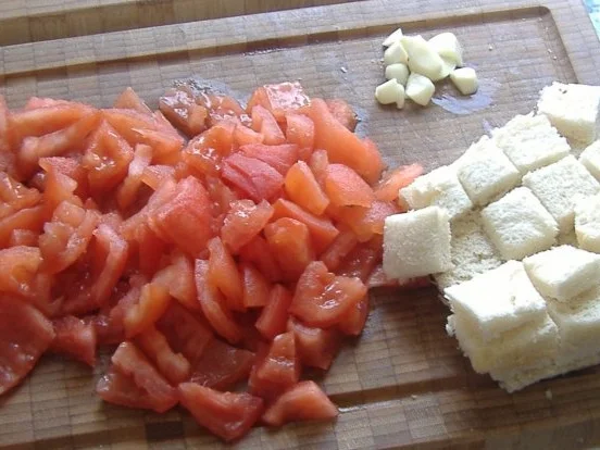 Gekühlte Tomatensuppe mit gekochtem Ei und Patra Negra - Rezept - Bild Nr. 2