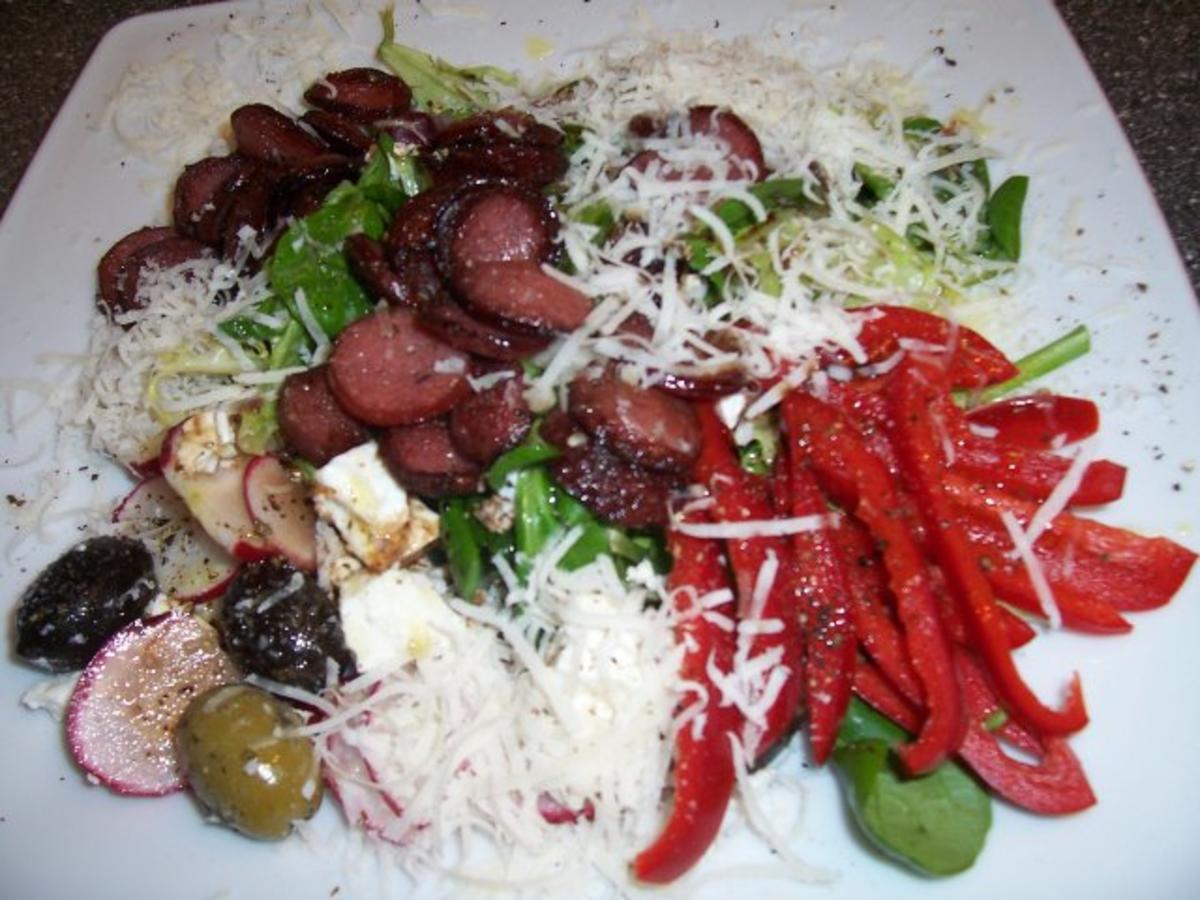 Griechischer Salat mit krossen Cabanossi - Rezept