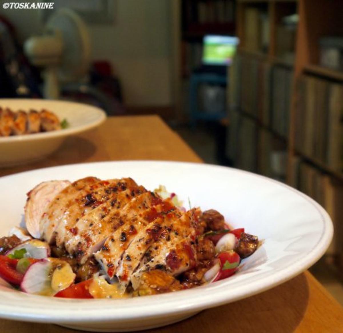 Salat mit mariniertem Halloumi und scharfer Hähnchenbrust - Rezept - Bild Nr. 12