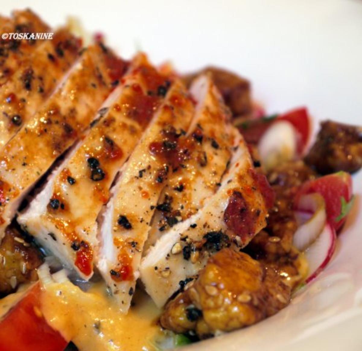 Salat mit mariniertem Halloumi und scharfer Hähnchenbrust - Rezept ...
