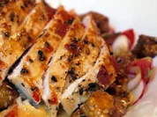 Rezept: Salat mit mariniertem Halloumi und scharfer Hรคhnchenbrust Salat mit mariniertem Halloumi und scharfer Hรคhnchenbrust - Rezept