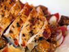 Salat mit mariniertem Halloumi und scharfer Hähnchenbrust - Rezept