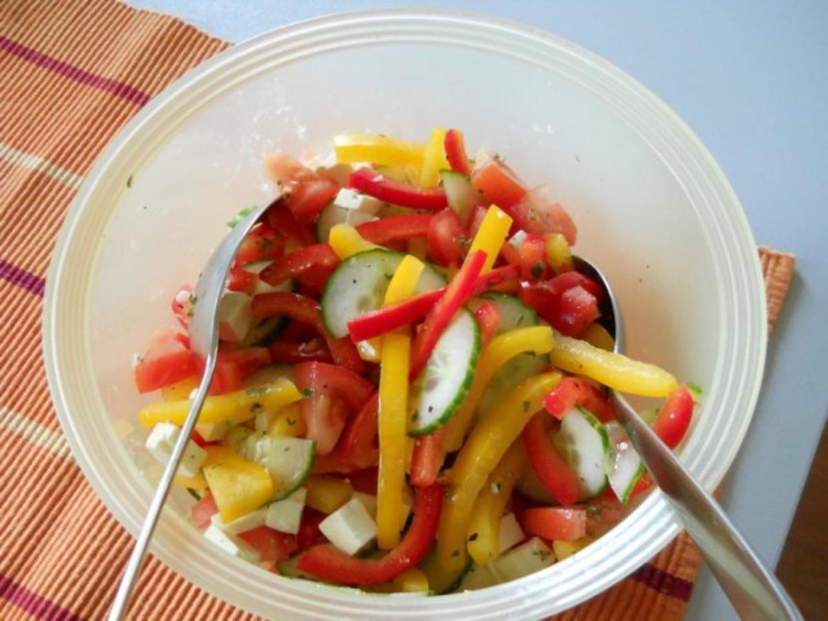 Bunter Salat mit Paprika und Gurke - Rezept