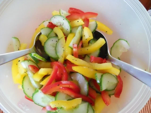 Bunter Salat mit Paprika und Gurke - Rezept - Bild Nr. 3