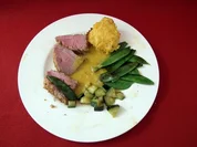 Rezept: "Et kรผtt wie et kรผtt" - Kalbsfilet mit Zuckerschoten an Vanille und Paprikajus "Et kรผtt wie et kรผtt" - Kalbsfilet mit Zuckerschoten an Vanille und Paprikajus - Rezept