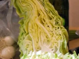 Spitzkohl mit Apfel und Meerrettich, dazu Bouletten - Rezept - Bild Nr. 2