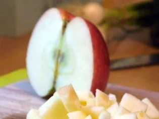 Spitzkohl mit Apfel und Meerrettich, dazu Bouletten - Rezept - Bild Nr. 5