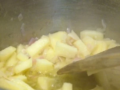 Spitzkohl mit Apfel und Meerrettich, dazu Bouletten - Rezept - Bild Nr. 6