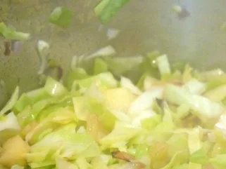 Spitzkohl mit Apfel und Meerrettich, dazu Bouletten - Rezept - Bild Nr. 7