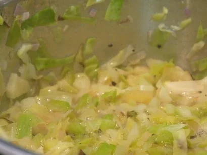 Spitzkohl mit Apfel und Meerrettich, dazu Bouletten - Rezept - Bild Nr. 8