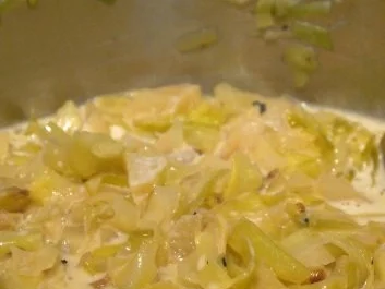 Spitzkohl mit Apfel und Meerrettich, dazu Bouletten - Rezept - Bild Nr. 9